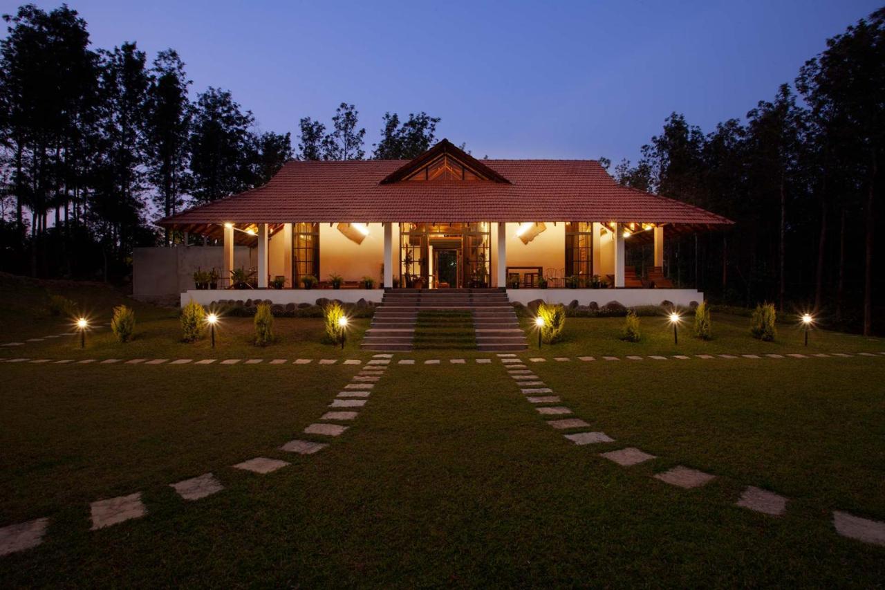 Stayvista At Cedar - Strelitzia 2Bhk With Breakfast And Jacuzzi Chikmagalur Exterior photo
