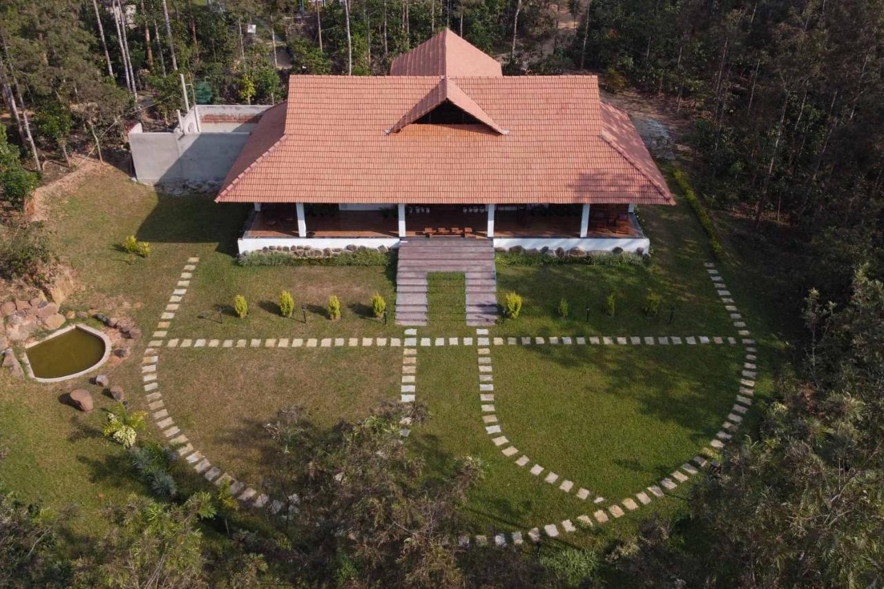 Stayvista At Cedar - Strelitzia 2Bhk With Breakfast And Jacuzzi Chikmagalur Exterior photo